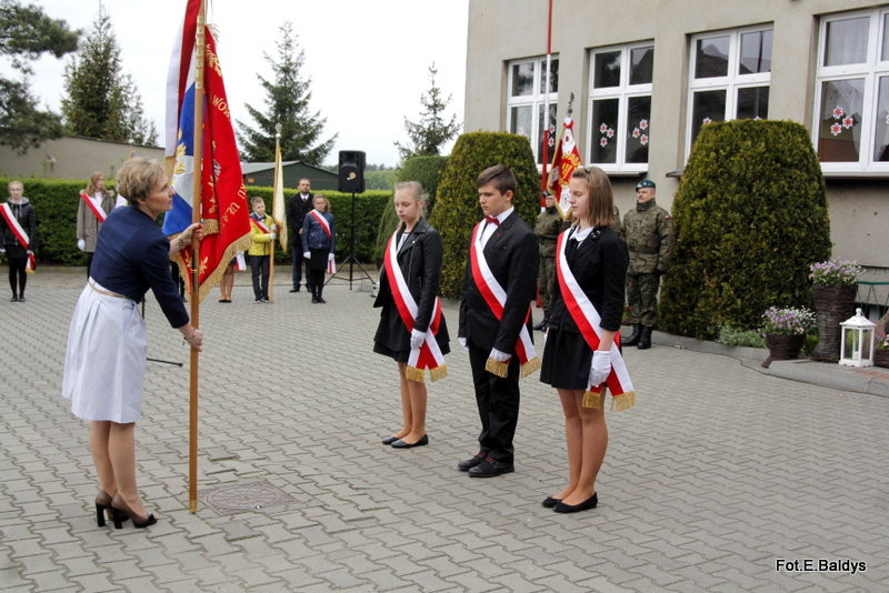 Sztandar dla Szkoły Podstawowej w Goniembicach (zdjęcia)