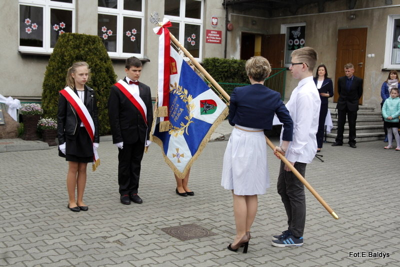 Sztandar dla Szkoły Podstawowej w Goniembicach (zdjęcia)