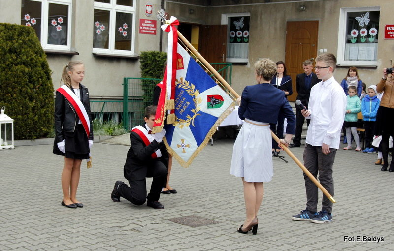 Sztandar dla Szkoły Podstawowej w Goniembicach (zdjęcia)