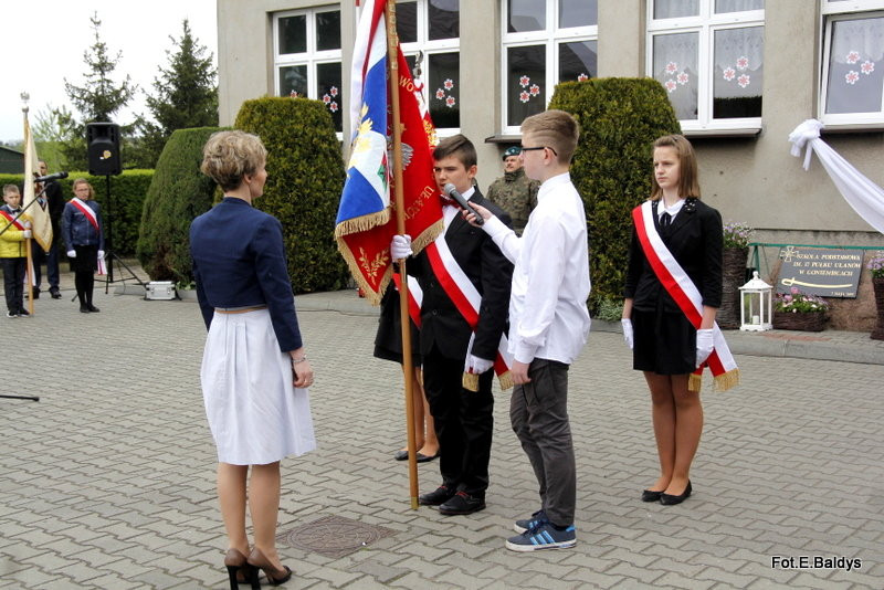 Sztandar dla Szkoły Podstawowej w Goniembicach (zdjęcia)