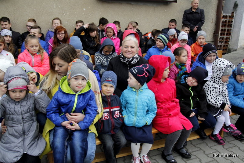 Sztandar dla Szkoły Podstawowej w Goniembicach (zdjęcia)