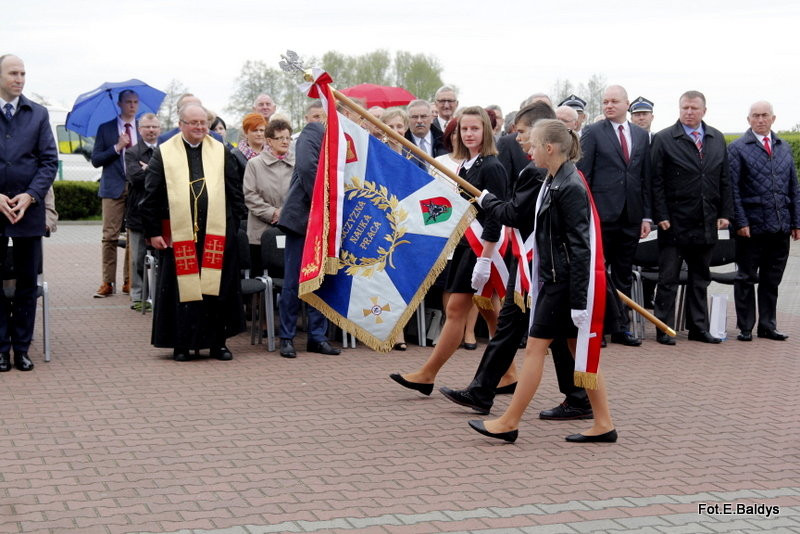 Sztandar dla Szkoły Podstawowej w Goniembicach (zdjęcia)