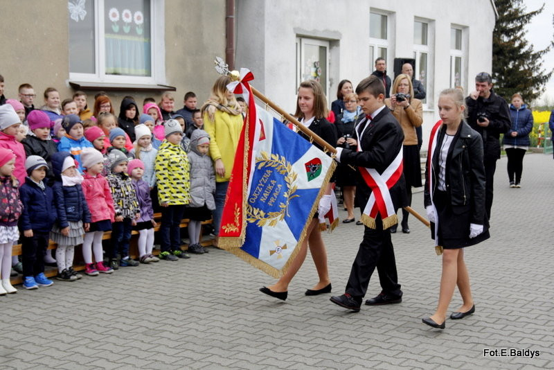 Sztandar dla Szkoły Podstawowej w Goniembicach (zdjęcia)