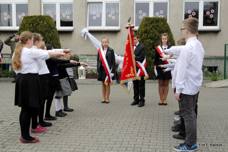 Sztandar dla Szkoły Podstawowej w Goniembicach (zdjęcia)