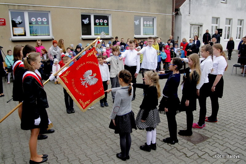 Sztandar dla Szkoły Podstawowej w Goniembicach (zdjęcia)