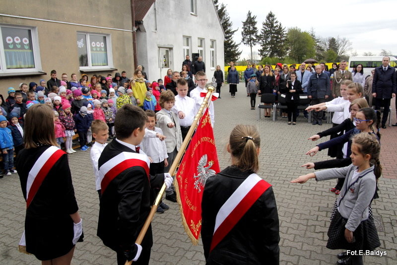 Sztandar dla Szkoły Podstawowej w Goniembicach (zdjęcia)