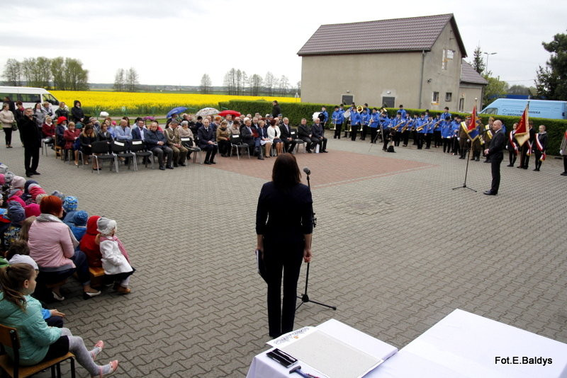 Sztandar dla Szkoły Podstawowej w Goniembicach (zdjęcia)
