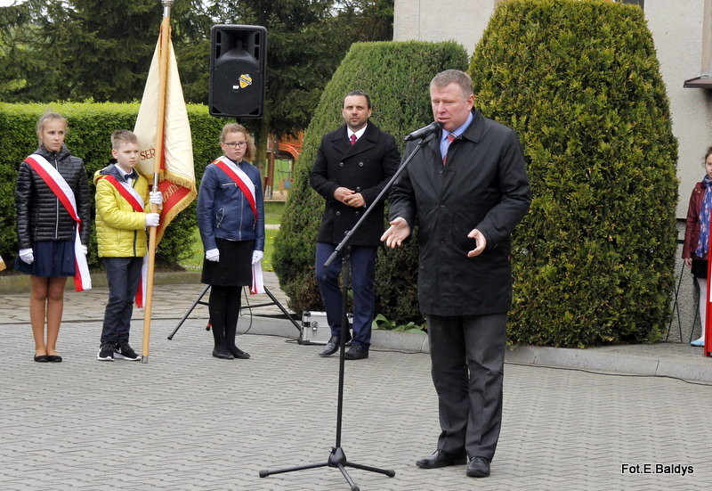 Sztandar dla Szkoły Podstawowej w Goniembicach (zdjęcia)