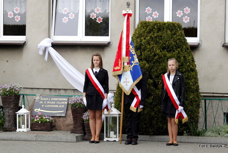 Sztandar dla Szkoły Podstawowej w Goniembicach (zdjęcia)