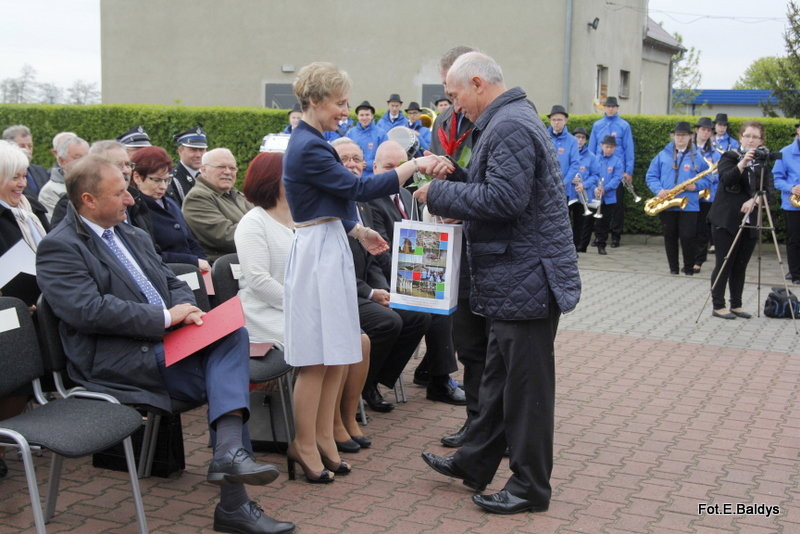 Sztandar dla Szkoły Podstawowej w Goniembicach (zdjęcia)