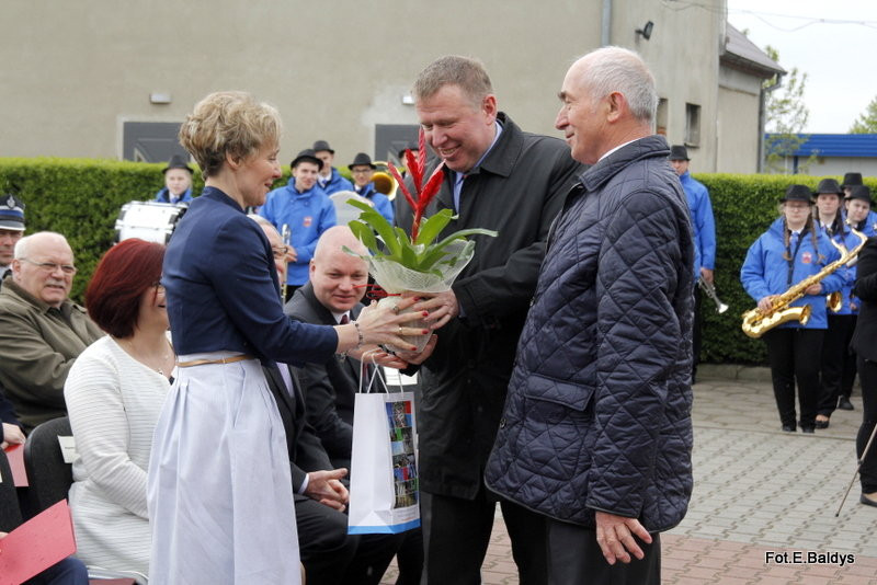 Sztandar dla Szkoły Podstawowej w Goniembicach (zdjęcia)