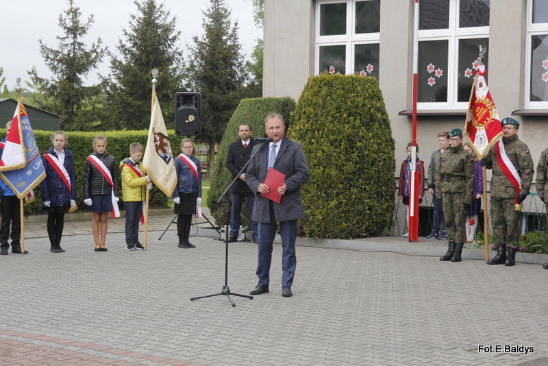 Sztandar dla Szkoły Podstawowej w Goniembicach (zdjęcia)