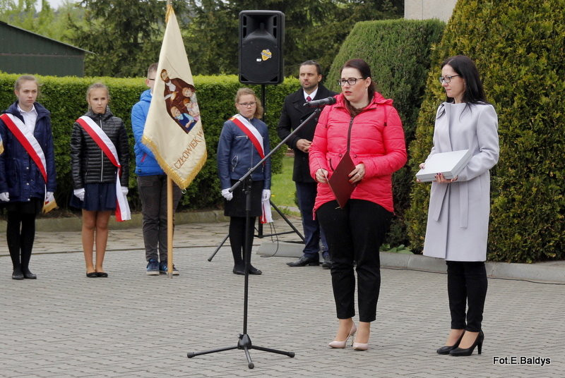 Sztandar dla Szkoły Podstawowej w Goniembicach (zdjęcia)