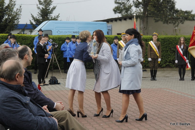 Sztandar dla Szkoły Podstawowej w Goniembicach (zdjęcia)