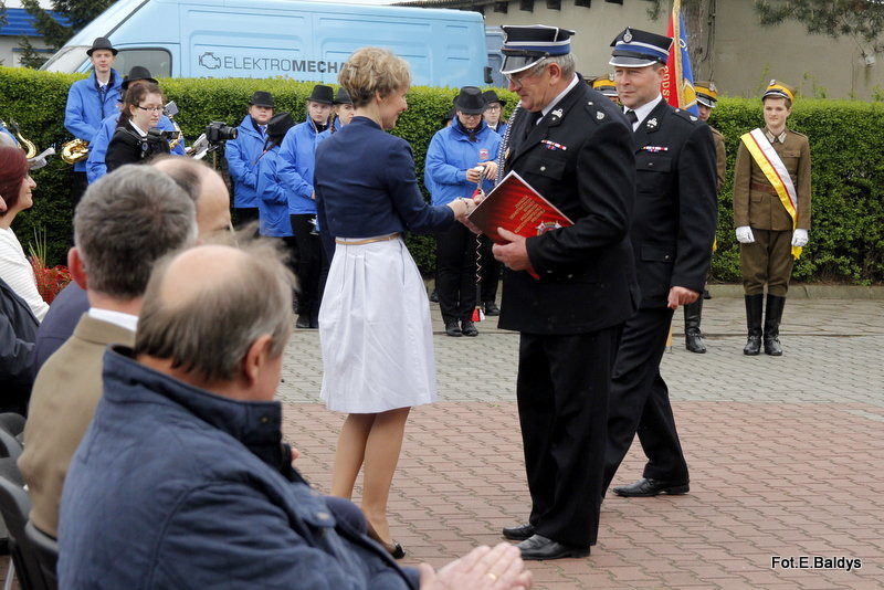 Sztandar dla Szkoły Podstawowej w Goniembicach (zdjęcia)