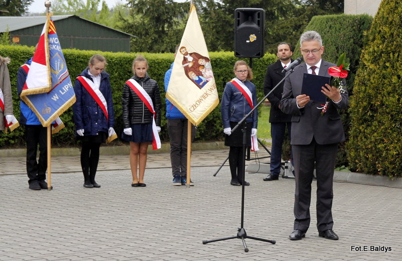 Sztandar dla Szkoły Podstawowej w Goniembicach (zdjęcia)