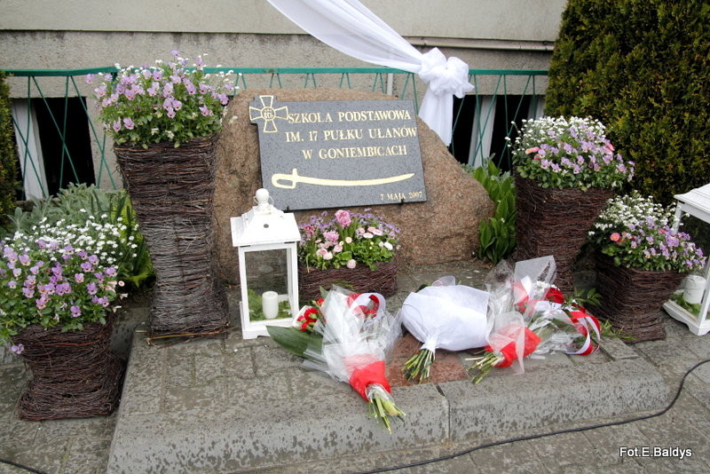 Sztandar dla Szkoły Podstawowej w Goniembicach (zdjęcia)