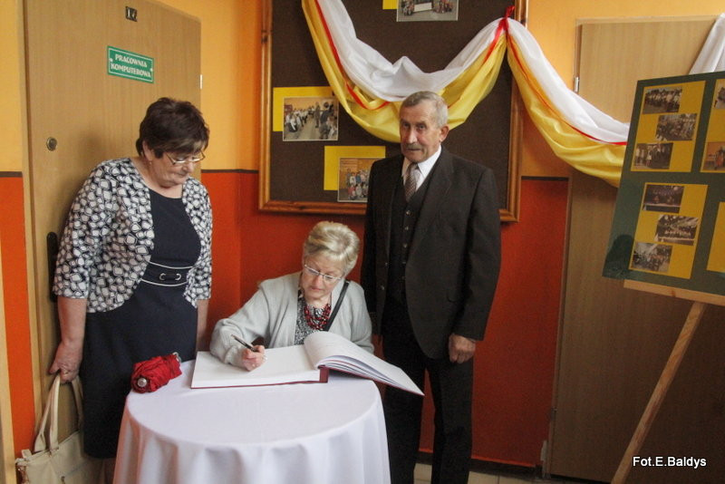 Sztandar dla Szkoły Podstawowej w Goniembicach (zdjęcia)