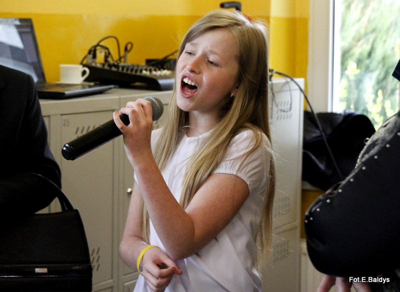 Sztandar dla Szkoły Podstawowej w Goniembicach (zdjęcia)