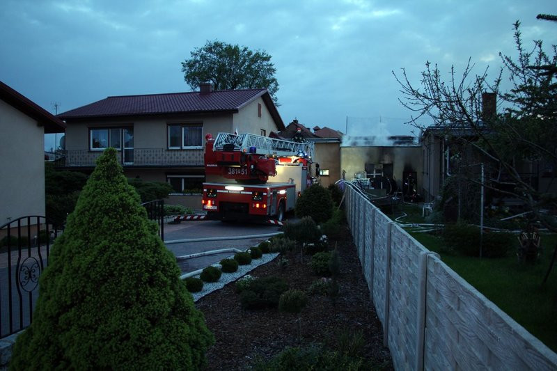 Pożar w warsztacie. Jedna osoba z niegroźnymi obrażeniami (dźwięk i zdjęcia)