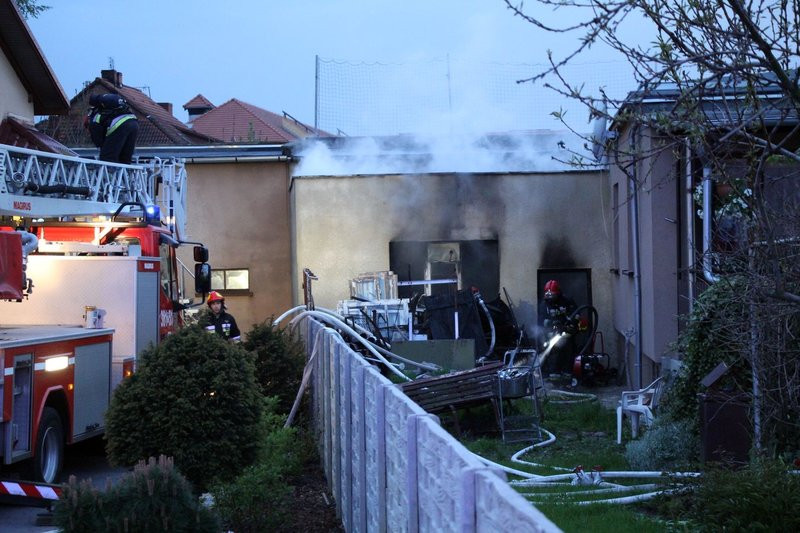 Pożar w warsztacie. Jedna osoba z niegroźnymi obrażeniami (dźwięk i zdjęcia)