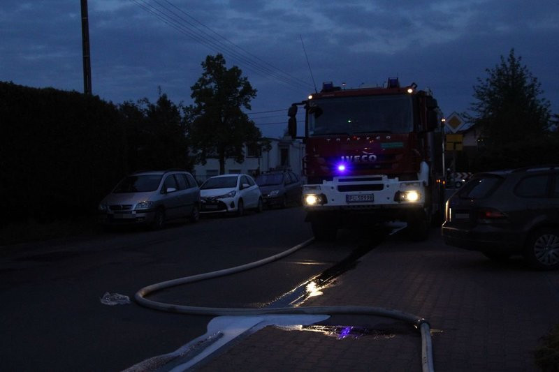 Pożar w warsztacie. Jedna osoba z niegroźnymi obrażeniami (dźwięk i zdjęcia)