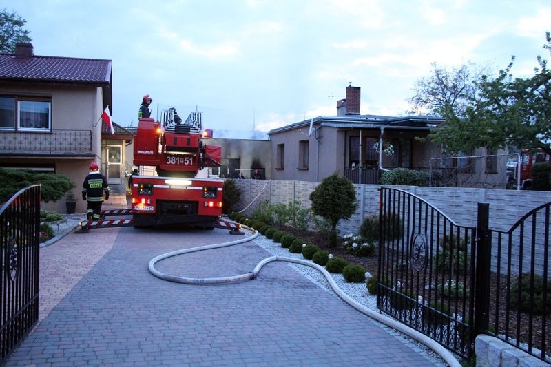 Pożar w warsztacie. Jedna osoba z niegroźnymi obrażeniami (dźwięk i zdjęcia)