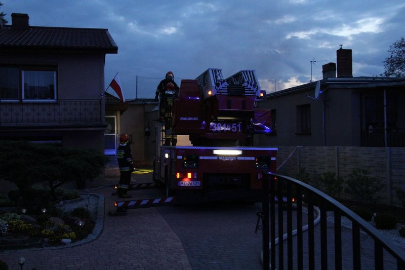 Pożar w warsztacie. Jedna osoba z niegroźnymi obrażeniami (dźwięk i zdjęcia)