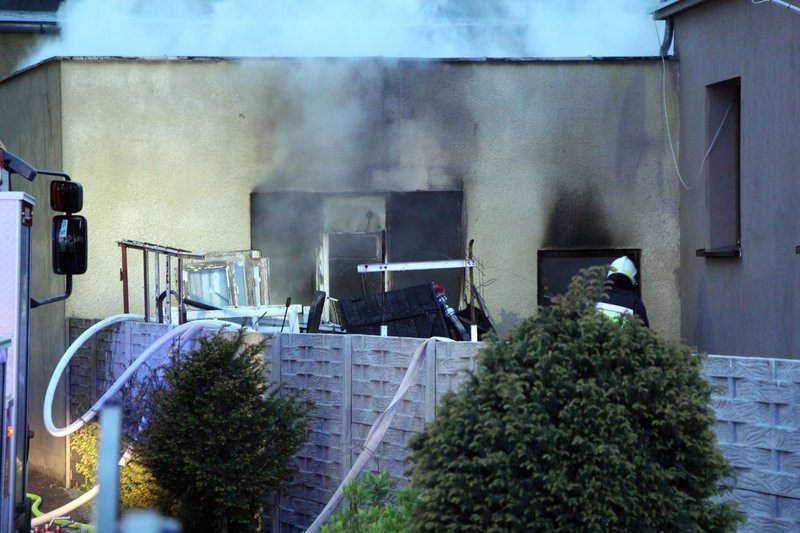 Pożar w warsztacie. Jedna osoba z niegroźnymi obrażeniami (dźwięk i zdjęcia)