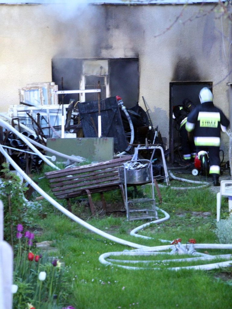 Pożar w warsztacie. Jedna osoba z niegroźnymi obrażeniami (dźwięk i zdjęcia)