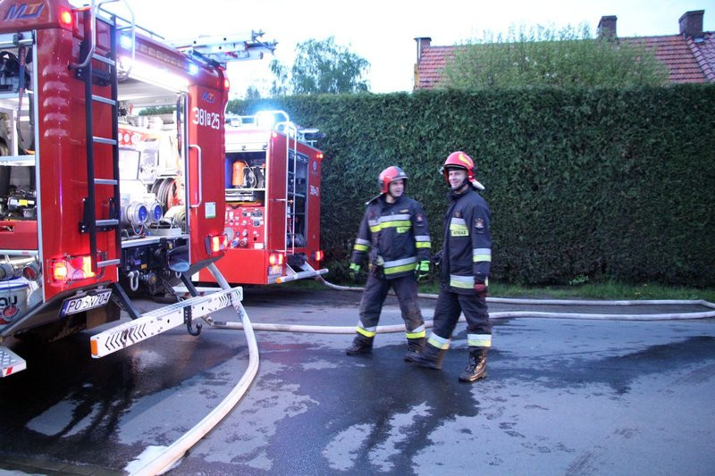 Pożar w warsztacie. Jedna osoba z niegroźnymi obrażeniami (dźwięk i zdjęcia)