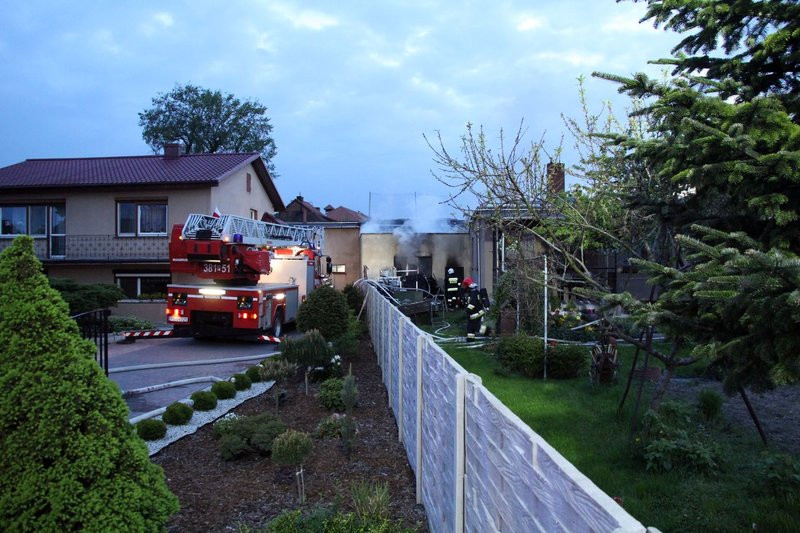 Pożar w warsztacie. Jedna osoba z niegroźnymi obrażeniami (dźwięk i zdjęcia)