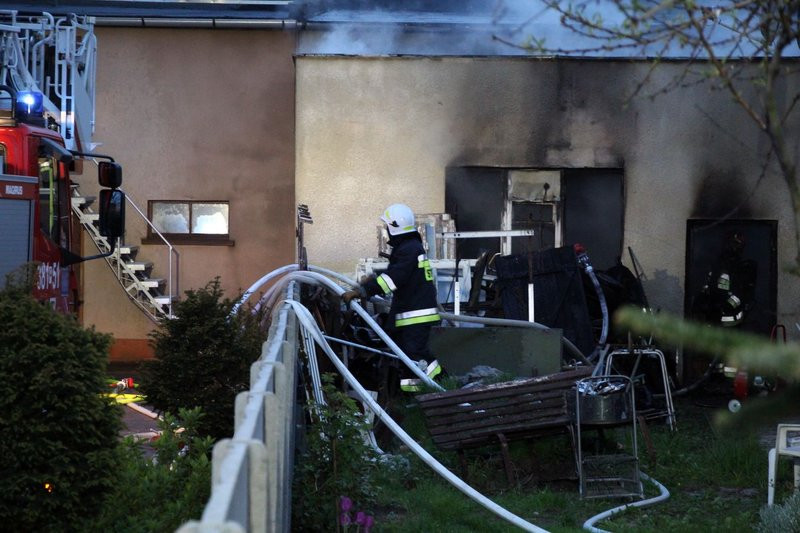 Pożar w warsztacie. Jedna osoba z niegroźnymi obrażeniami (dźwięk i zdjęcia)