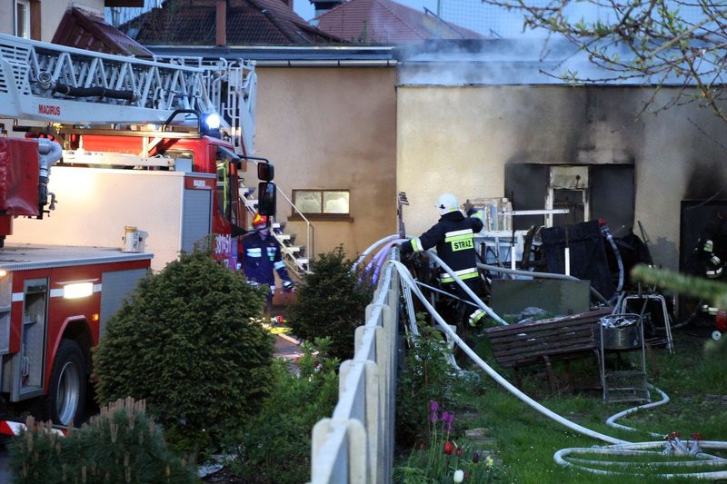 Pożar w warsztacie. Jedna osoba z niegroźnymi obrażeniami (dźwięk i zdjęcia)