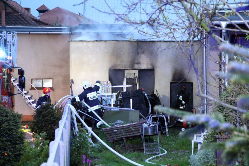 Pożar w warsztacie. Jedna osoba z niegroźnymi obrażeniami (dźwięk i zdjęcia)