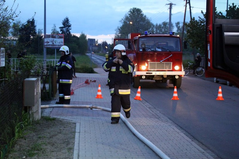 Pożar w warsztacie. Jedna osoba z niegroźnymi obrażeniami (dźwięk i zdjęcia)