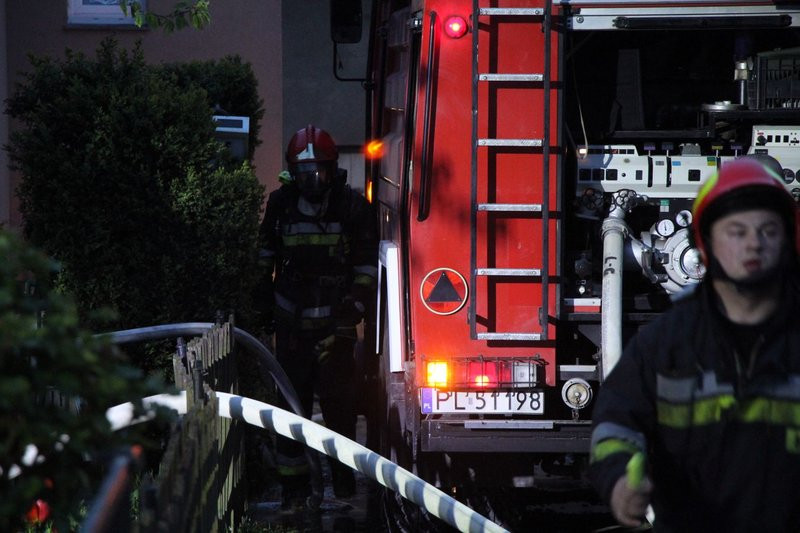 Pożar w warsztacie. Jedna osoba z niegroźnymi obrażeniami (dźwięk i zdjęcia)