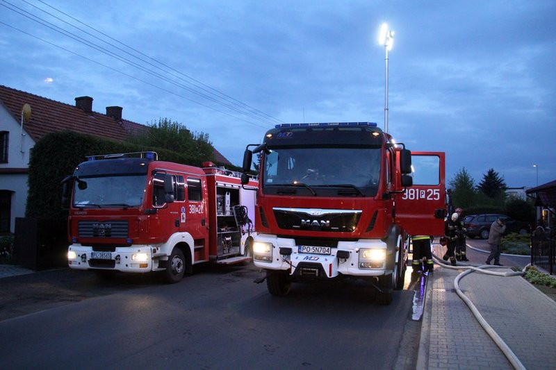 Pożar w warsztacie. Jedna osoba z niegroźnymi obrażeniami (dźwięk i zdjęcia)