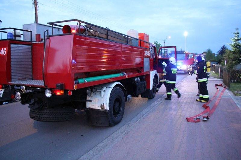 Pożar w warsztacie. Jedna osoba z niegroźnymi obrażeniami (dźwięk i zdjęcia)