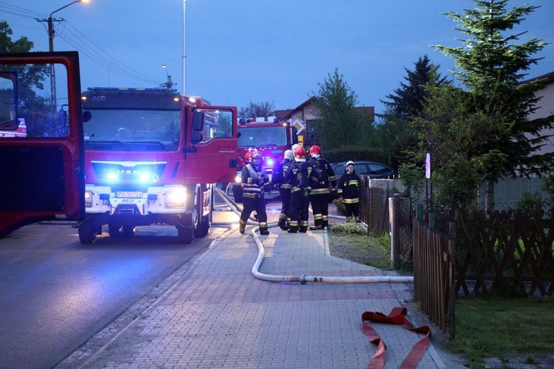 Pożar w warsztacie. Jedna osoba z niegroźnymi obrażeniami (dźwięk i zdjęcia)