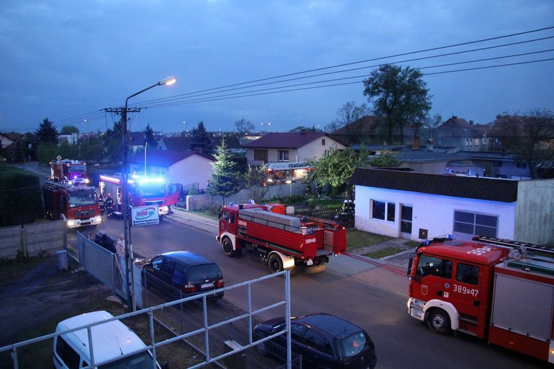 Pożar w warsztacie. Jedna osoba z niegroźnymi obrażeniami (dźwięk i zdjęcia)