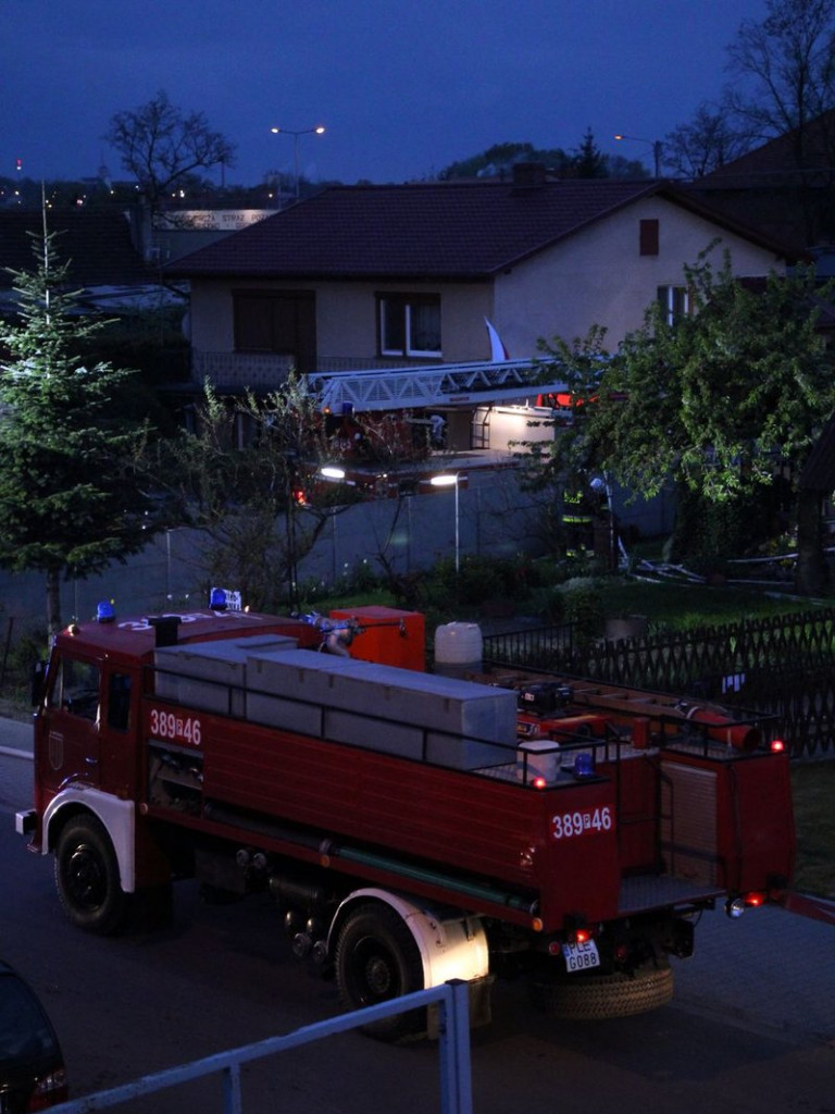 Pożar w warsztacie. Jedna osoba z niegroźnymi obrażeniami (dźwięk i zdjęcia)