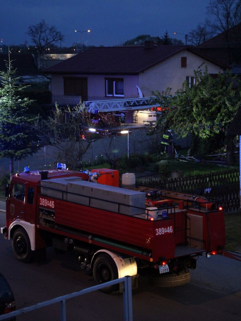 Pożar w warsztacie. Jedna osoba z niegroźnymi obrażeniami (dźwięk i zdjęcia)