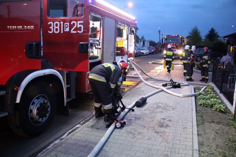Pożar w warsztacie. Jedna osoba z niegroźnymi obrażeniami (dźwięk i zdjęcia)
