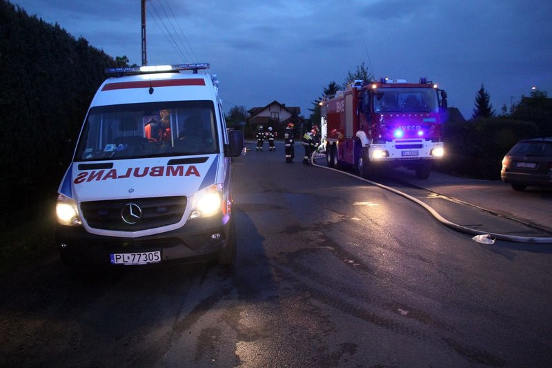 Pożar w warsztacie. Jedna osoba z niegroźnymi obrażeniami (dźwięk i zdjęcia)