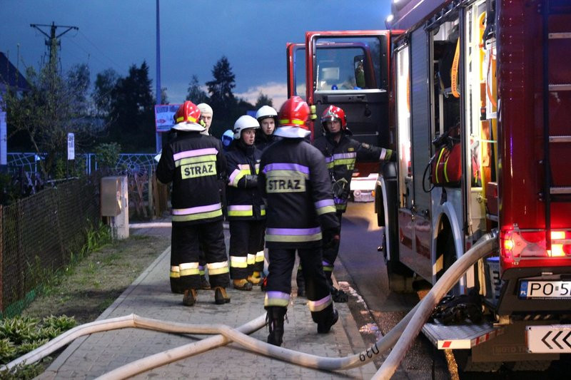Pożar w warsztacie. Jedna osoba z niegroźnymi obrażeniami (dźwięk i zdjęcia)
