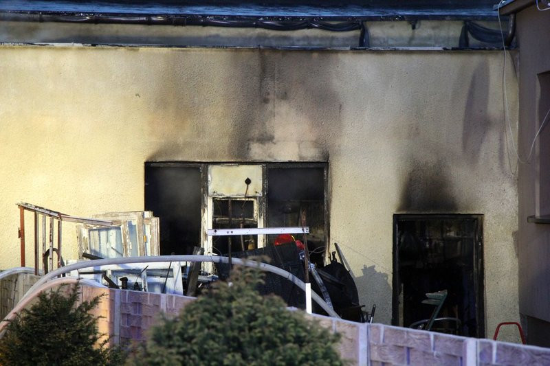 Pożar w warsztacie. Jedna osoba z niegroźnymi obrażeniami (dźwięk i zdjęcia)
