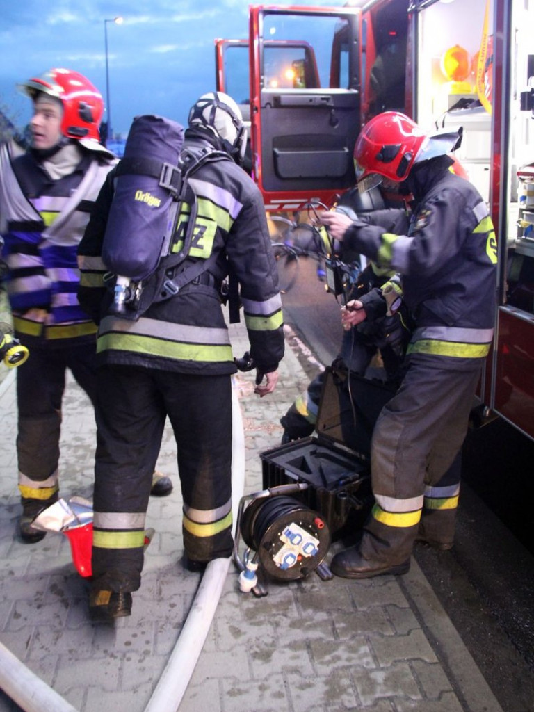 Pożar w warsztacie. Jedna osoba z niegroźnymi obrażeniami (dźwięk i zdjęcia)