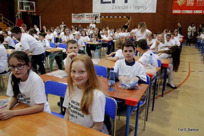 Matematyczny rekord w SP 13 (zdjęcia i film)