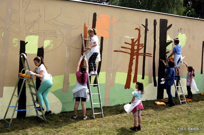 Garaże na Przylesiu pomalowane (zdjęcia, film)